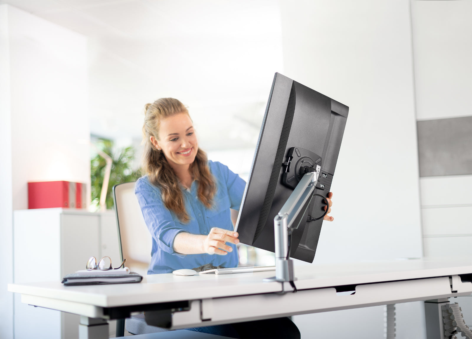 Monitorhalterungen Primo Vero GmbH | Monitorschwenkarm und Zubehör CLU | Büromöbel und Büroeinrichtungen
