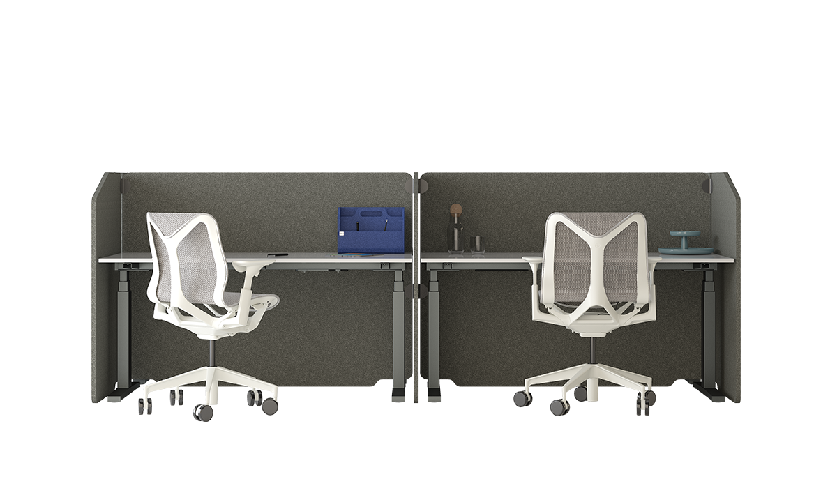 Stehender Raumtrenner Murus – Akustische Tischtrenner – Zwei ergonomische Bürostühle mit weissen Gestellen vor Schreibtischen, umgeben von akustischen Trennwänden.