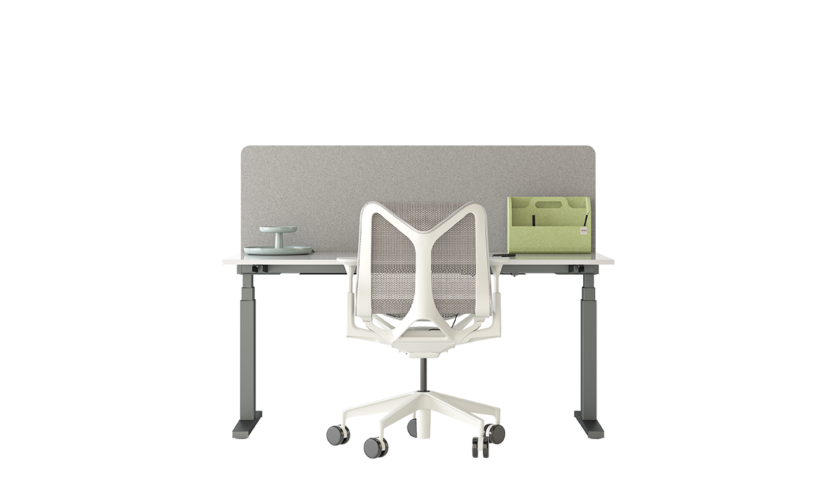 Arbeitsplatztrenner Supra – Akustische Tischtrenner – Bürotisch mit grauer Trennwand, einem Bürostuhl in Weiss und zwei Ablagen auf der Tischfläche.