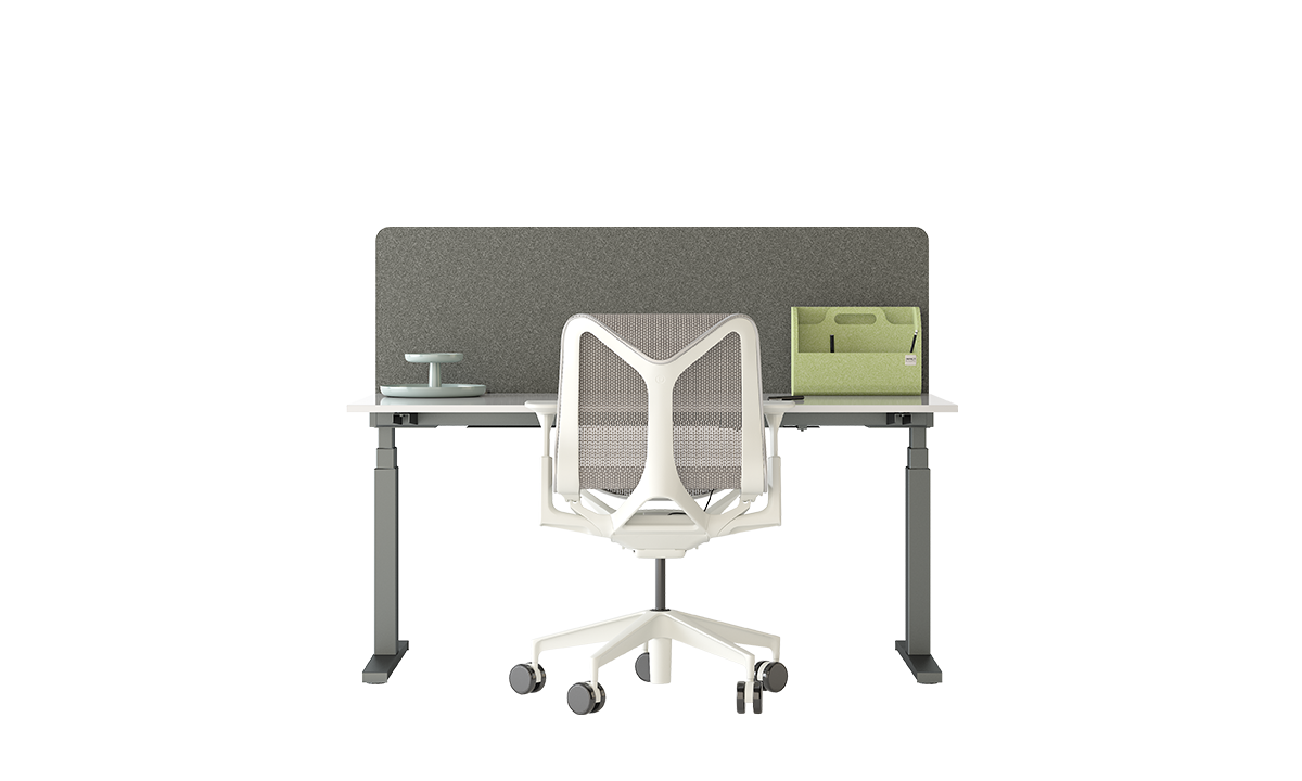 Arbeitsplatztrenner Supra – Akustische Tischtrenner – Moderner Bürotisch mit grauer Trennwand, ergonomischem Bürostuhl und Desktop-Organizer in Grün.