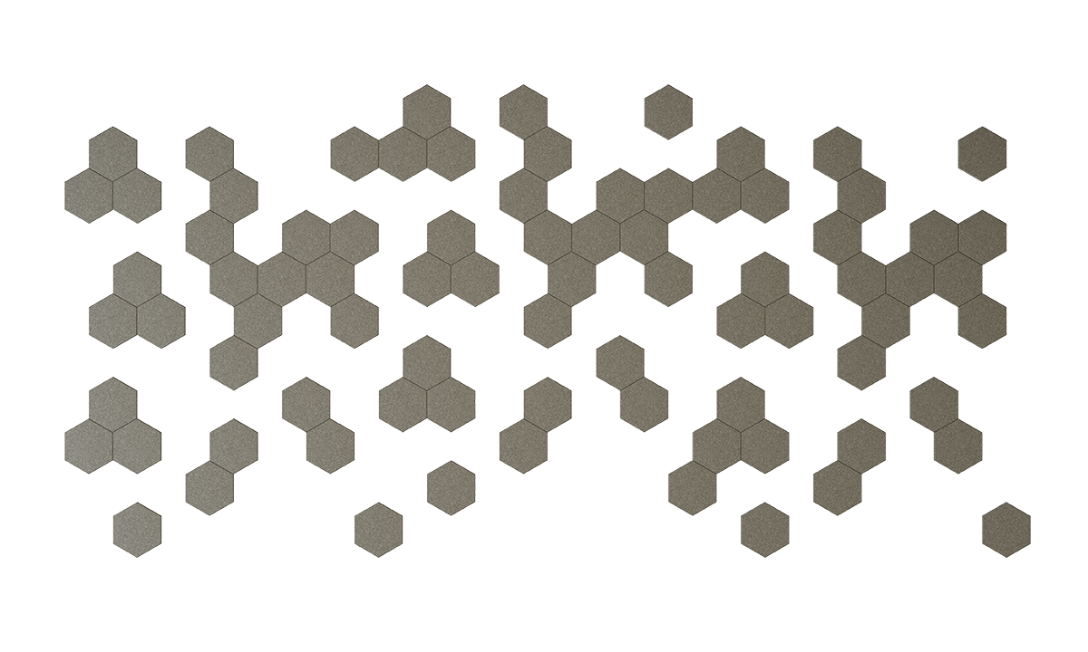 Wandverkleidung Hexagon – Akustische Wandverkleidung – Bodenbelag aus hexagonalen Fliesen in grauem Farbton, unregelmäßig angeordnet auf weißem Untergrund.
