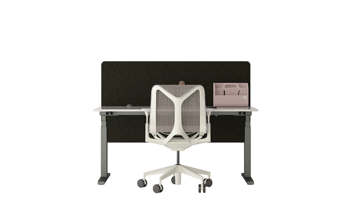 Arbeitsplatztrenner Infra – Akustische Tischtrenner – Bürotisch mit grauem Gestell, schwarzer Trennwand und weissem Bürostuhl. Auf dem Tisch steht ein Organizer in rosa.