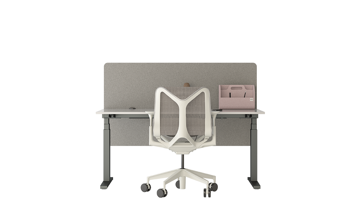 Arbeitsplatztrenner Infra – Akustische Tischtrenner – Bürotisch mit grauem Sichtschutz, hellem Tischblatt und einem weissen Bürostuhl. Schreibbox in Rosa auf der Tischfläche.