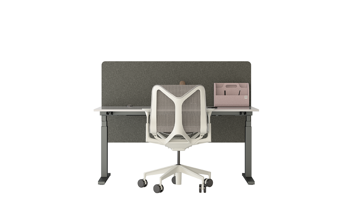 Arbeitsplatztrenner Infra – Akustische Tischtrenner – Bürotisch mit höhenverstellbarem Gestell, schwarzer Rückenlehne und hellgrauem Tischblatt. Neben einem Organizer in Rosa.