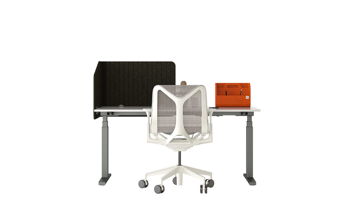Arbeitsplatztrenner Wrap – Akustische Tischtrenner – Weisser Bürostuhl mit Netzrücken, schwarzer Sichtschutz und orangefarbener Stiftebox auf einem modernen Schreibtisch.
