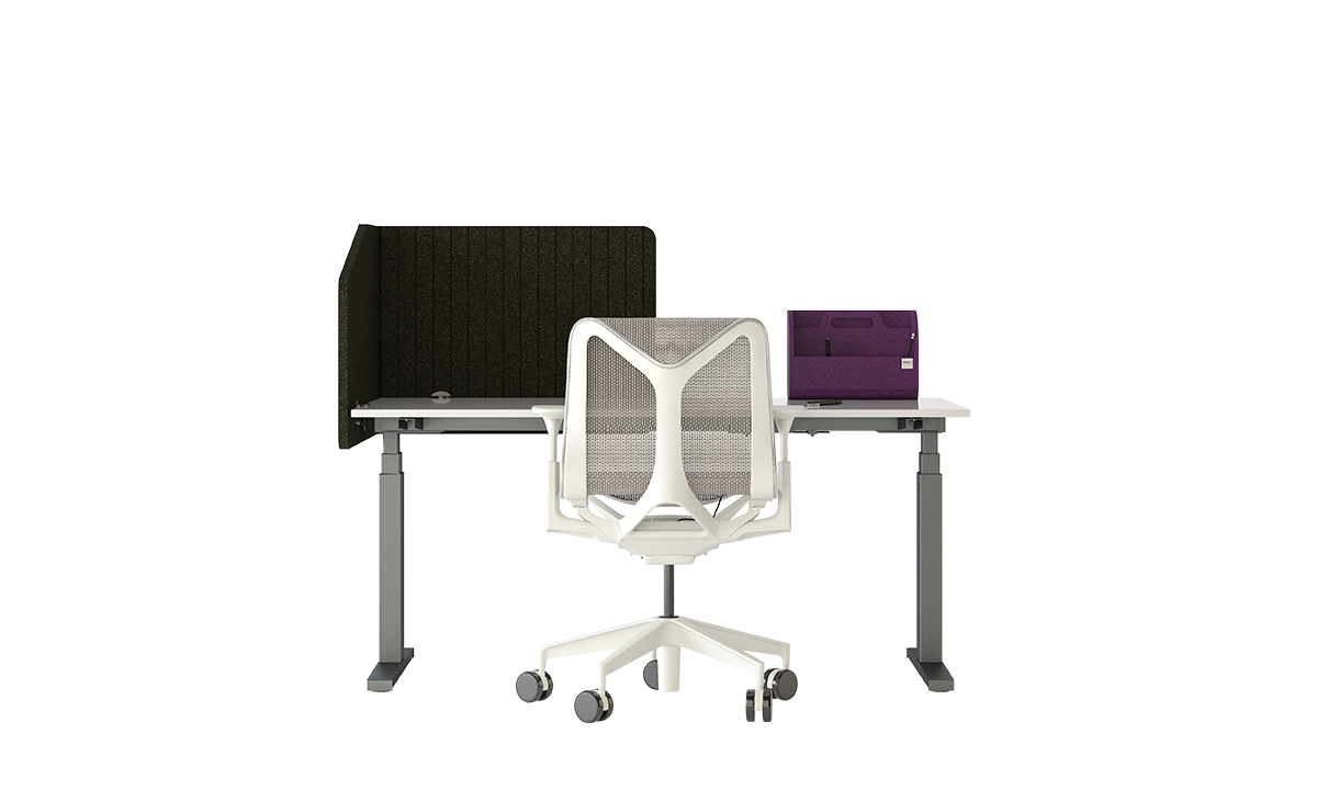 Arbeitsplatztrenner Wrap Performance – Akustische Tischtrenner – Moderner Schreibtisch mit grauem Gestell und weißem Tischplatte, ergonomischer Bürostuhl mit Netzrücken, abgeteilte Rückseite mit schwarzem Akustikelement und lila Aufbewahrung.