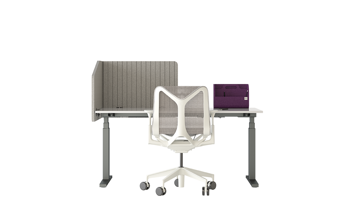 Arbeitsplatztrenner Wrap Performance – Akustische Tischtrenner – Bürotisch mit grauer Trennwand, weißem Bürostuhl und lila Organizer, minimalistisches Design.