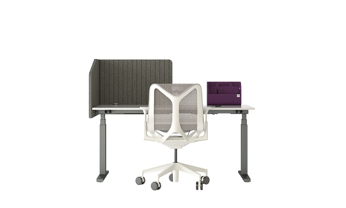 Arbeitsplatztrenner Wrap Performance – Akustische Tischtrenner – Bürotisch mit höhenverstellbarem Gestell, grauer Trennwand und lila Organizer, Stuhl mit Netzrückenlehne.