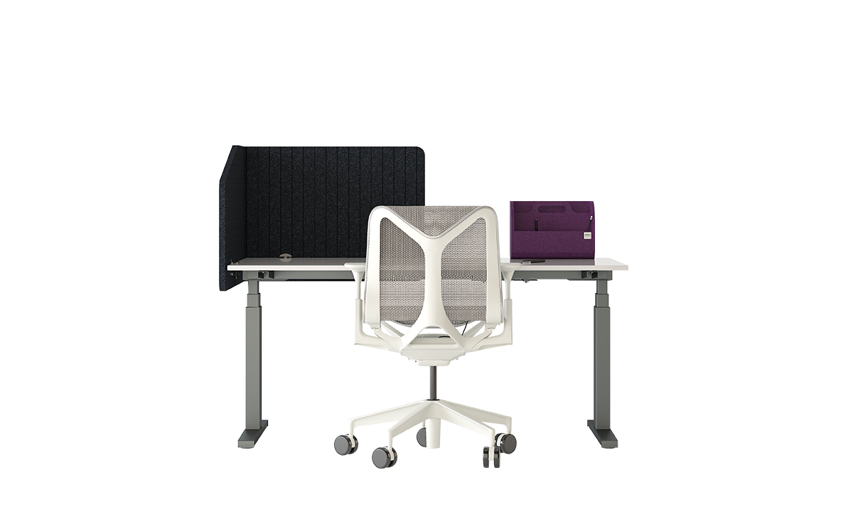 Arbeitsplatztrenner Wrap Performance – Akustische Tischtrenner – Moderner Schreibtisch mit grauem Gestell, schwarzem Sichtschutz und einem lila Organizer. Weisser ergonomischer Bürostuhl.