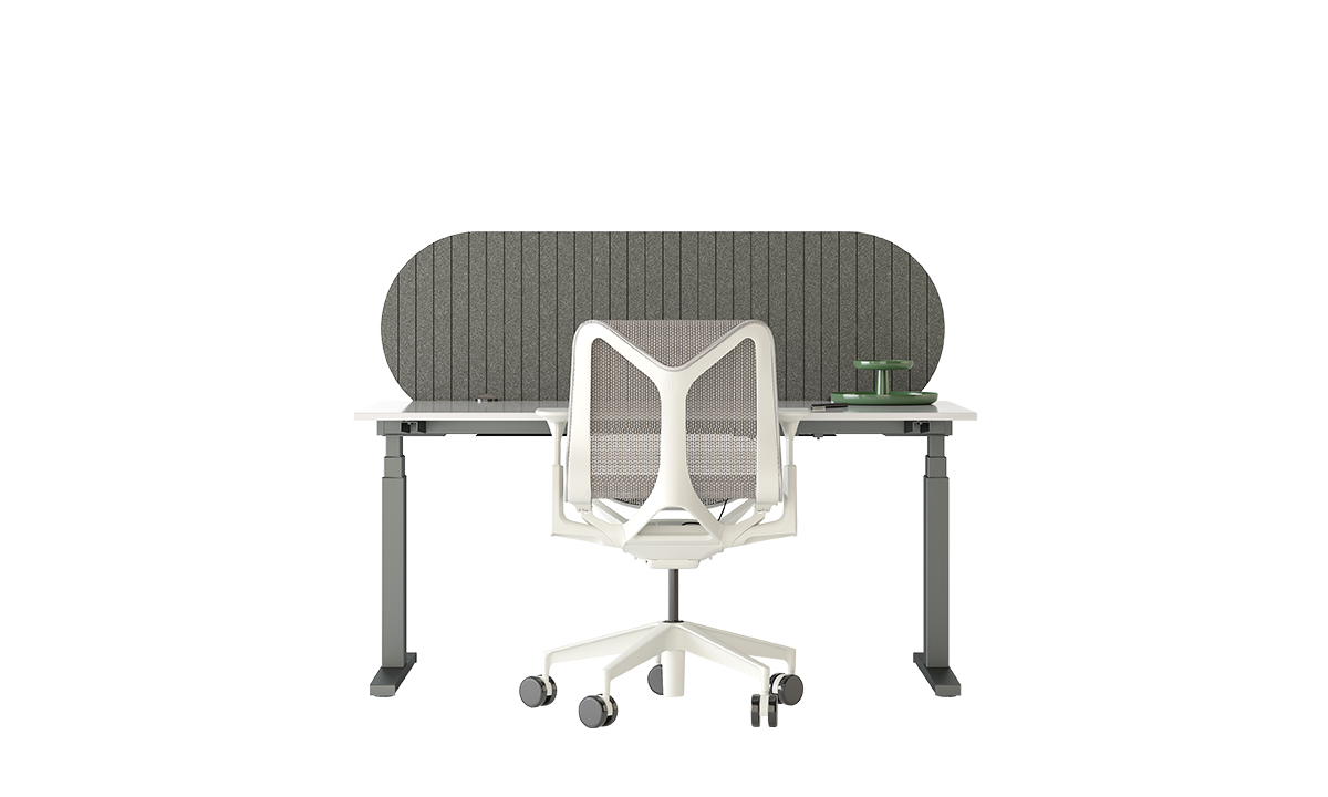 Arbeitsplatztrenner Full Moon – Akustische Tischtrenner – Modernen Schreibtisch mit grauem Akustikpaneel und ergonomischem Bürostuhl in weiss. Grüne Büroaccessoires auf dem Tisch.