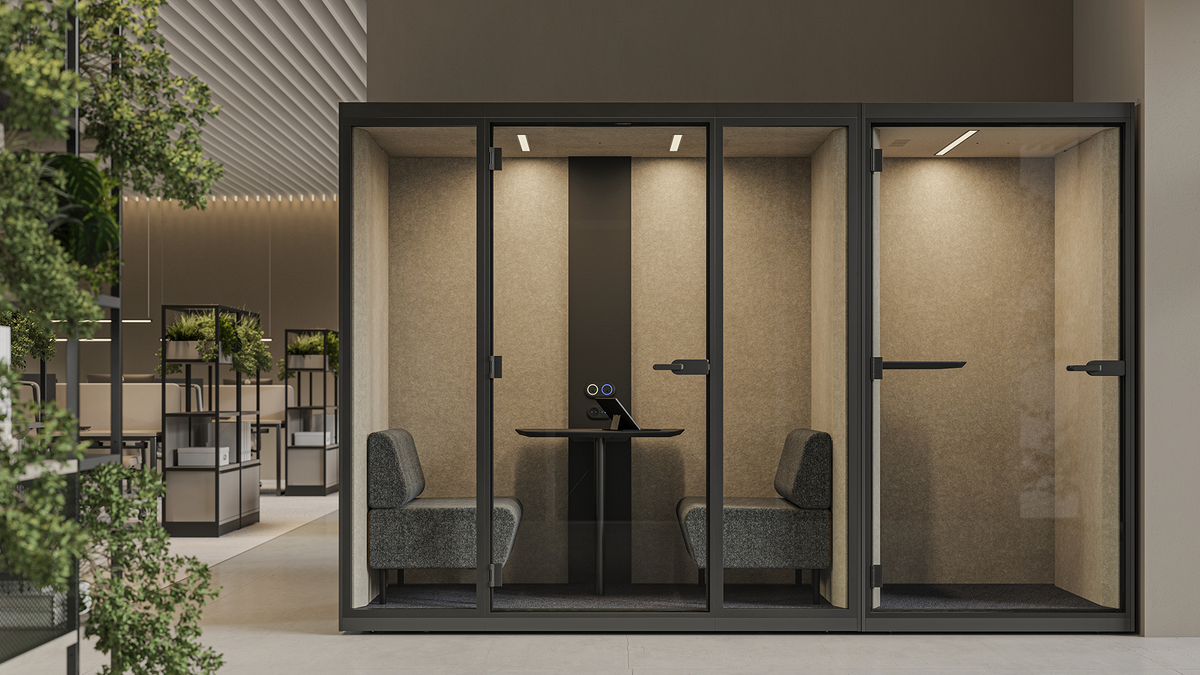 Sonus M | Meetingbox – Meetingbox – Klangisolierte Telefonkabine mit zwei Sitzen und Tisch, Glasfront, braunem Innenraum und moderner Beleuchtung.