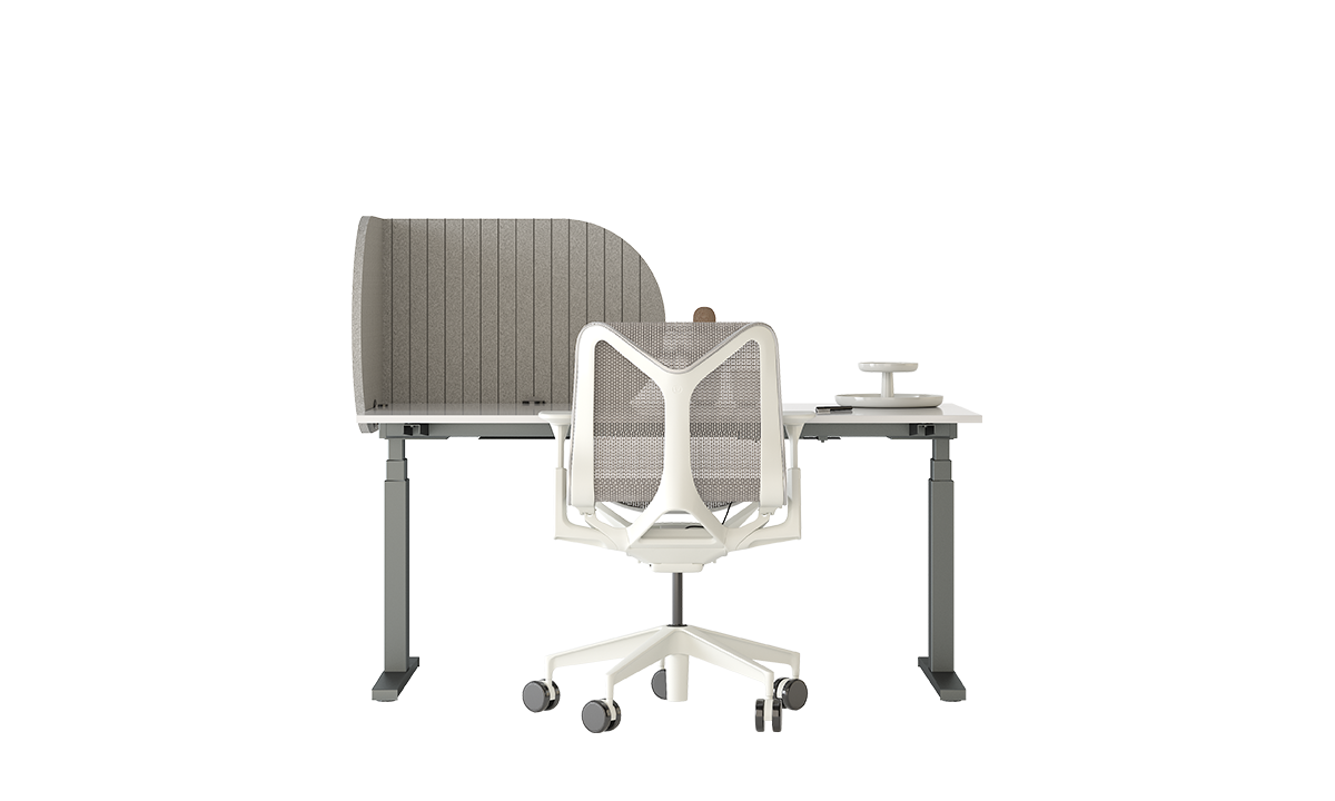 Arbeitsplatztrenner Half Moon – Akustische Tischtrenner – Bürotisch mit rechteckiger Tischplatte, höhenverstellbarem Gestell und grauem Bürostuhl mit Netzrückenlehne.