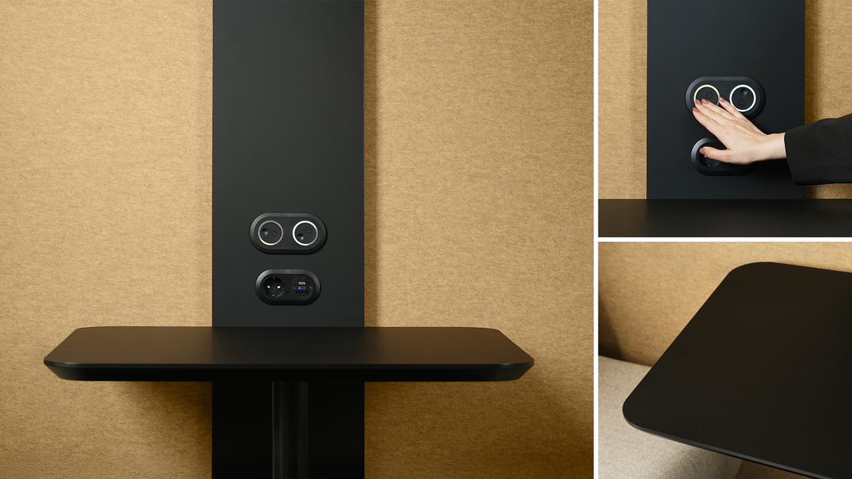Sonus M | Meetingbox – Meetingbox – Schwarzer Schreibtisch mit integrierten Steckdosen und USB-Anschlüssen in einer akustischen Wandverkleidung.