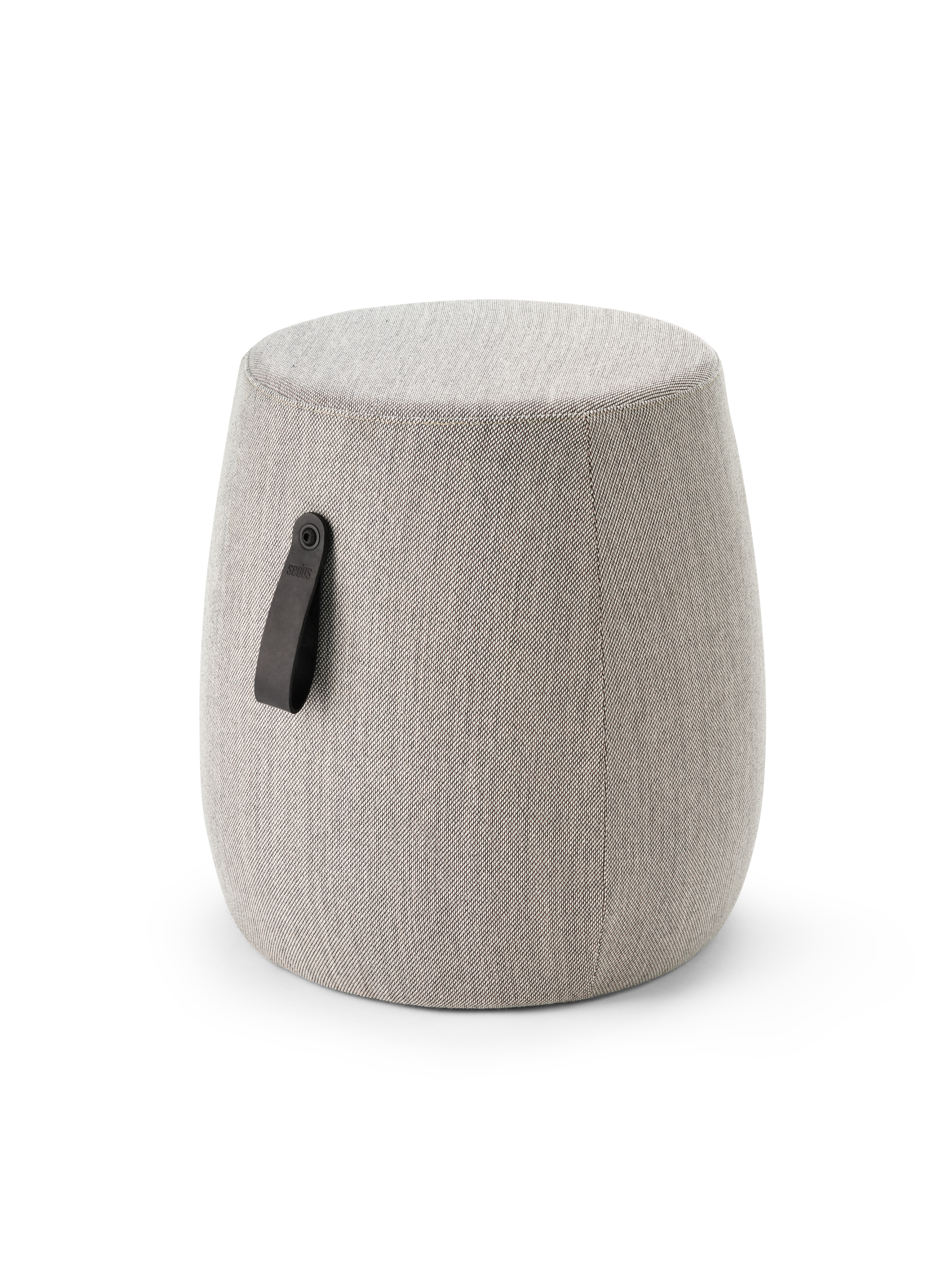 se:dot – Pouf – Runder Hocker in hellgrauer Stoffoptik mit einer schwarzen Griffschlaufe an der Seite.