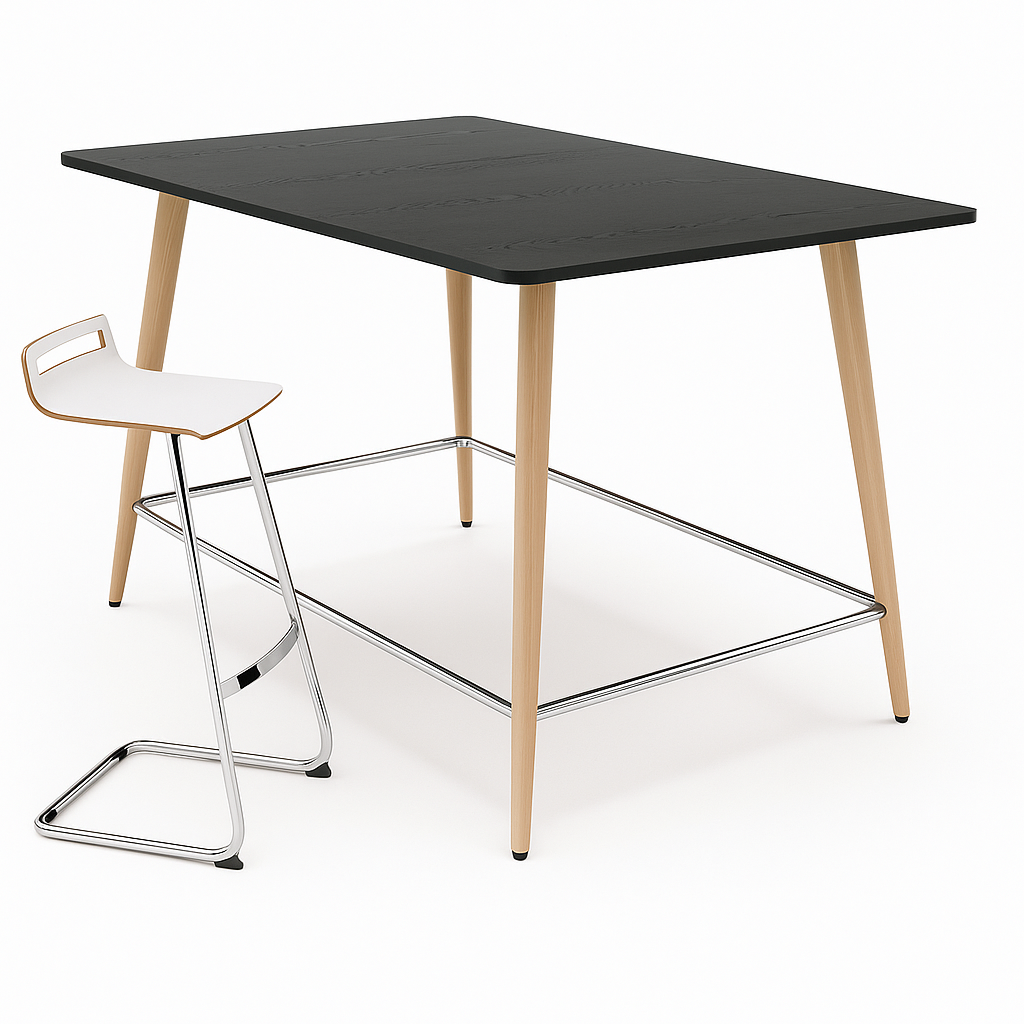 mastermind high desk – Hochtisch – Schwarzer Tisch mit Holzbeinen und darunter einem verchromten Gestell, daneben ein Hocker mit weisser Sitzfläche.
