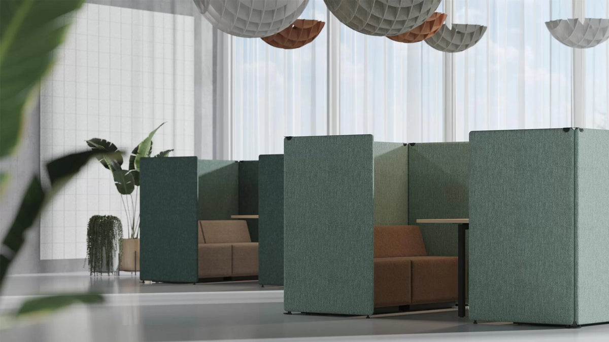 MY SPACE | Bench – Bench-Arbeitsplatzsystem – Bürobereich mit akustischen Trennwänden in Grün und einer gemütlichen Couch in Braun, umgeben von Pflanzen.