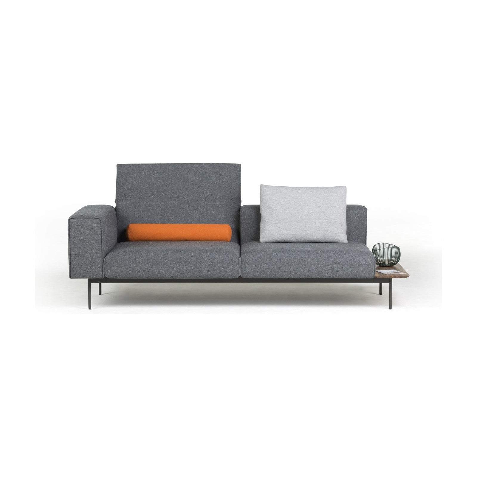 Convert Sofa als 3-Sitzer in grauem Stoff, frontale Ansicht mit hochgestellter Rueckenlehne am linken Sitzplatz, oranger Nackenrolle und seitlicher Holzablage.