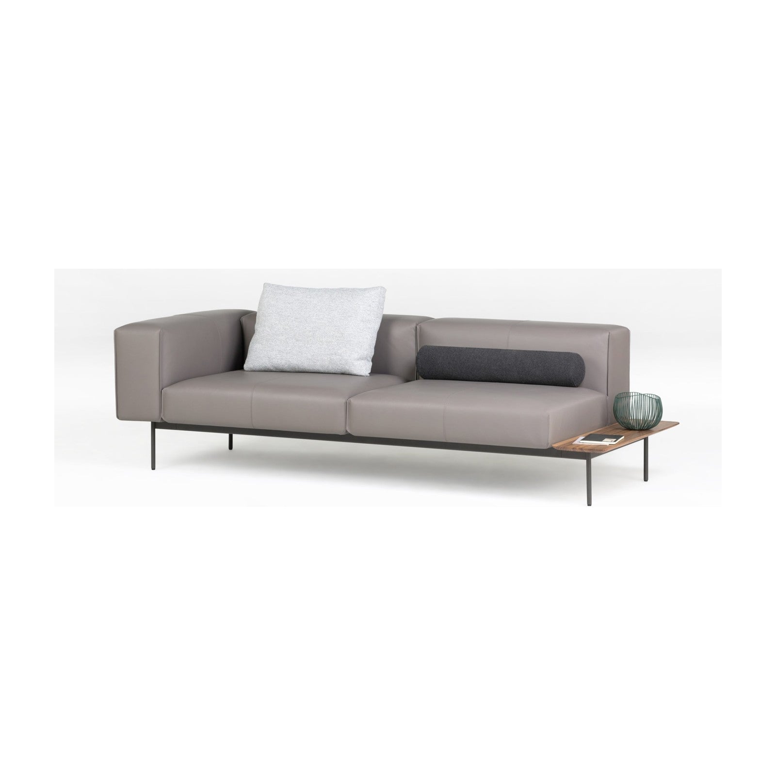 Convert Sofa | 3-Sitzer von Prostoria, freigestellt vor weissem Hintergrund, Schrägansicht von vorne.