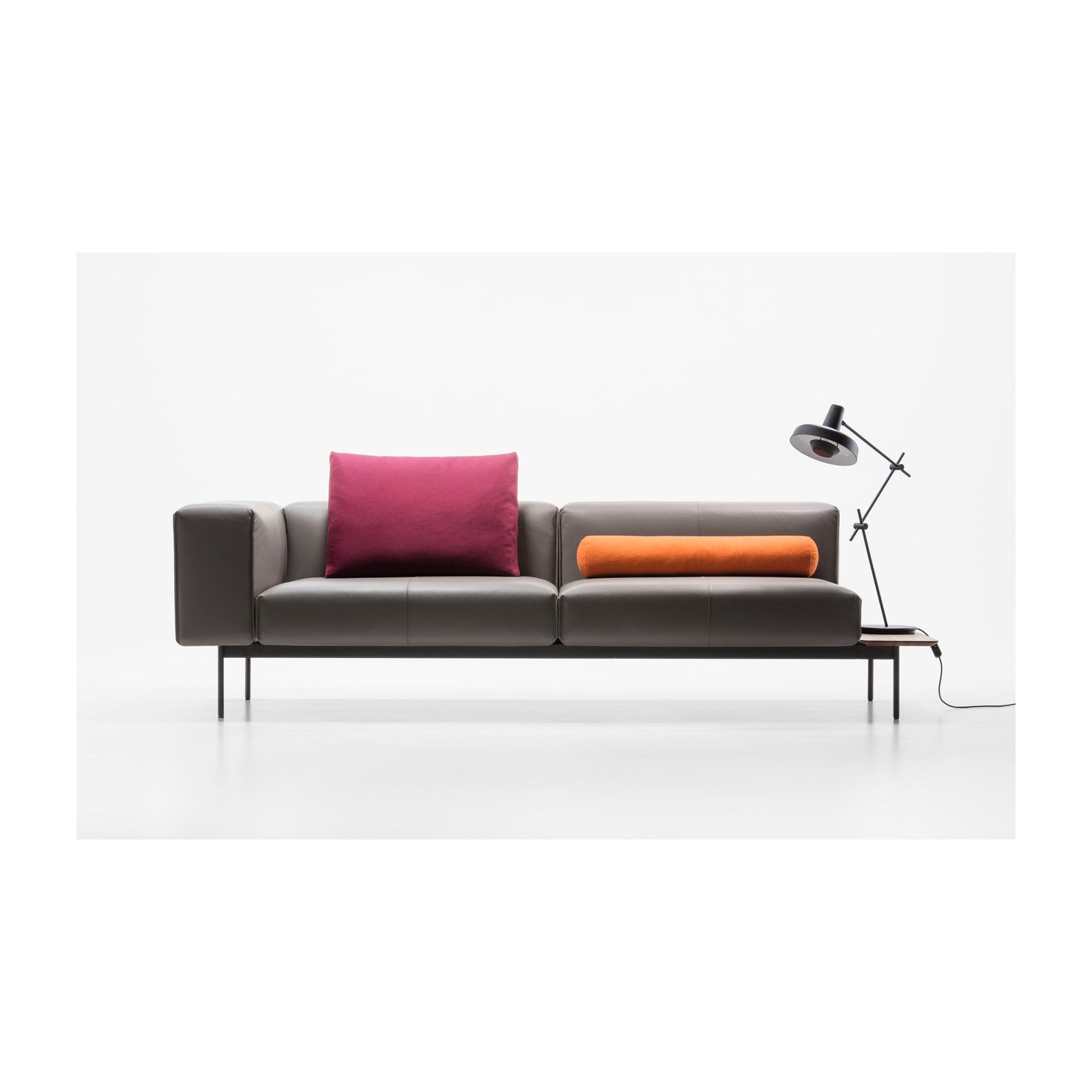 Convert Sofa | 3-Sitzer von Prostoria, freigestellt vor weissem Hintergrund, Seitenansicht.