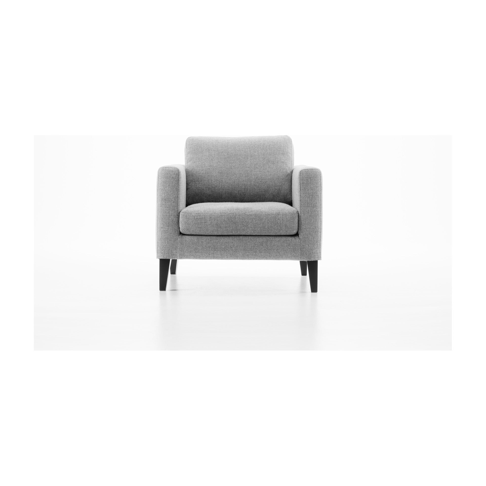 Elegance Loungesessel von Prostoria, freigestellt vor weissem Hintergrund, Schrägansicht von vorne.
