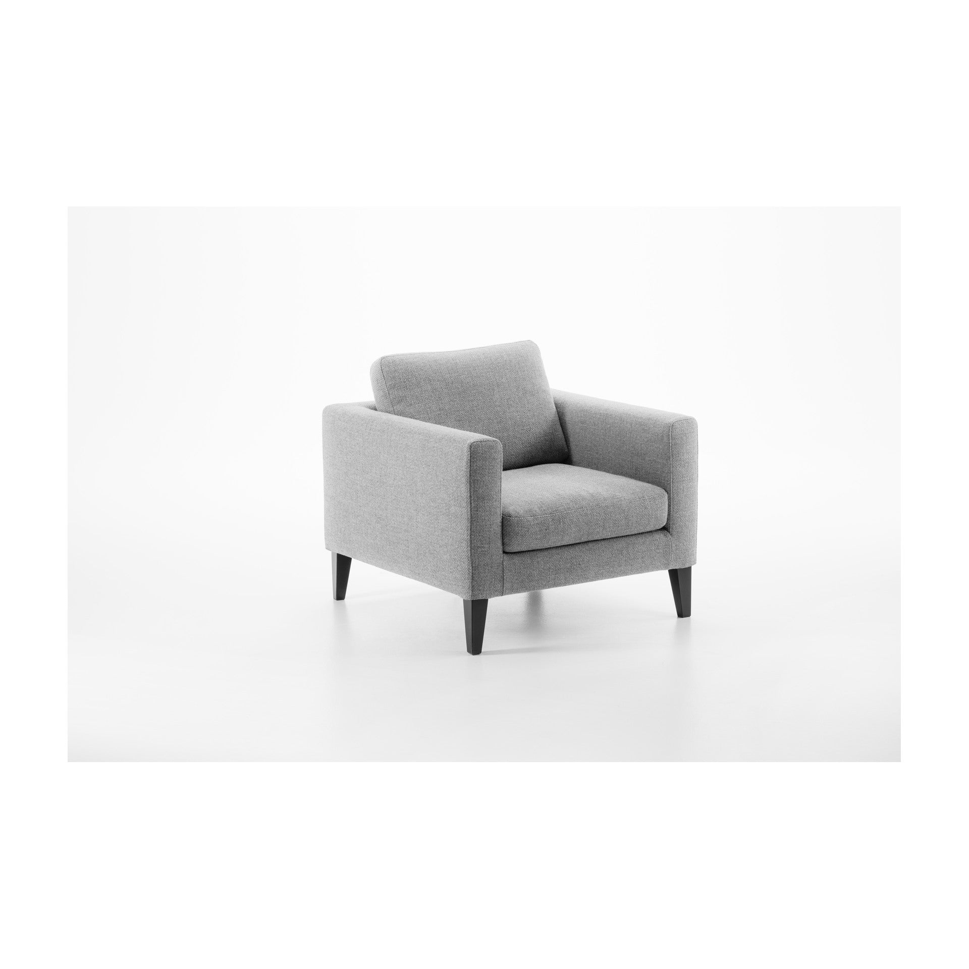 Elegance Loungesessel von Prostoria, freigestellt vor weissem Hintergrund, Seitenansicht.