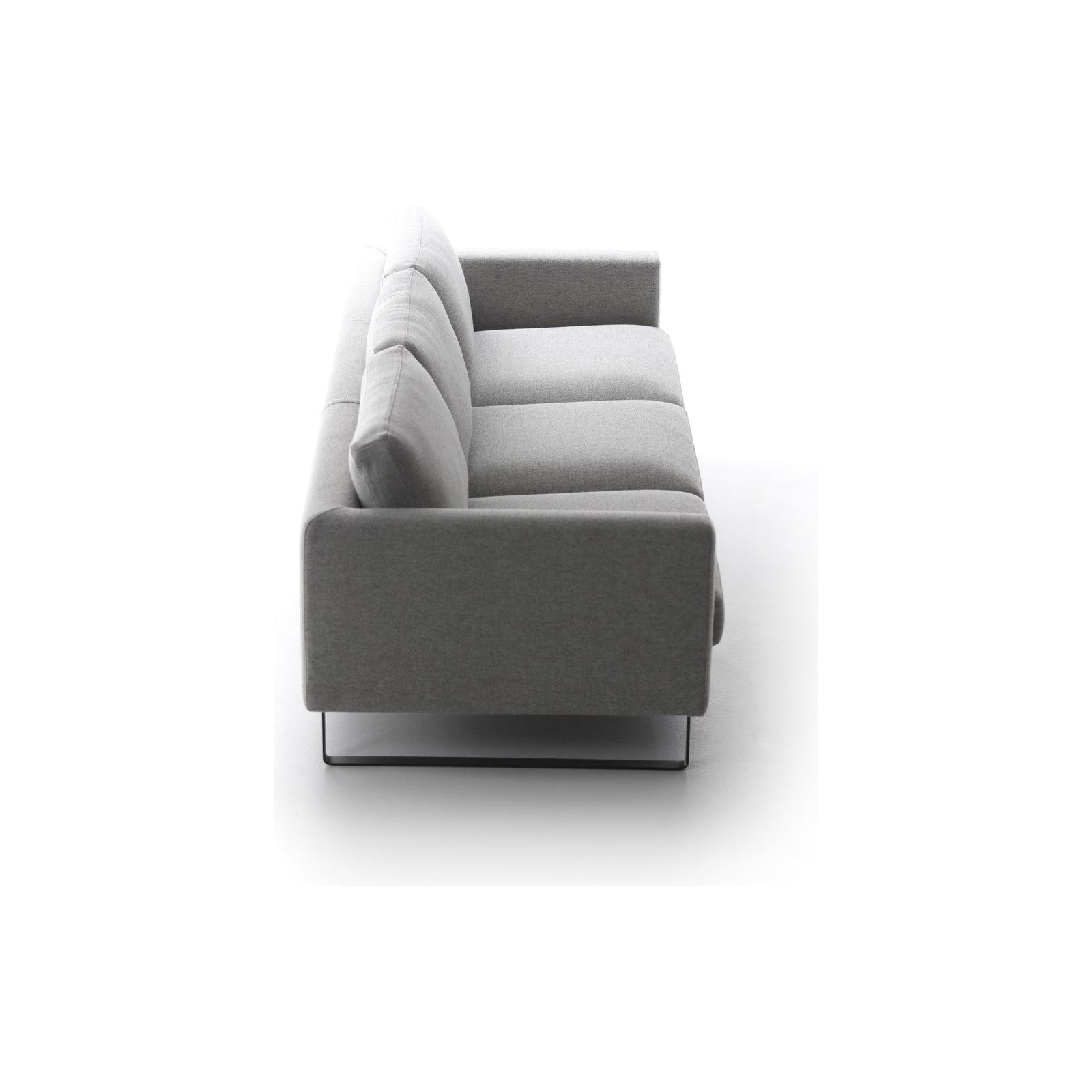 Elegance Sofa als 3-Sitzer in hellgrauem Stoff, Seitenansicht auf weissem Hintergrund mit schwarzem Kufengestell aus Flachstahl.