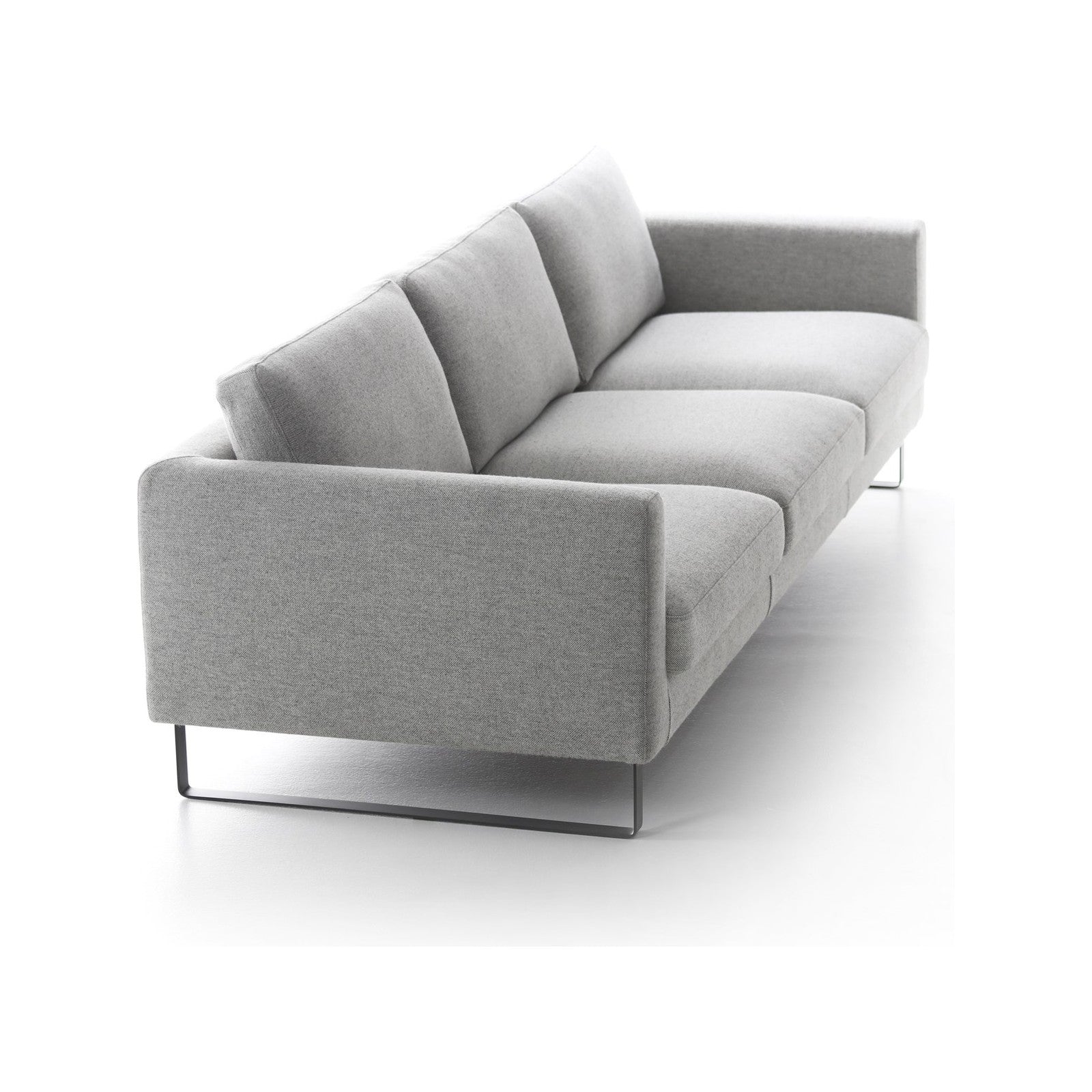 Elegance Sofa | 3-Sitzer von Prostoria, freigestellt vor weissem Hintergrund, Schrägansicht von vorne.