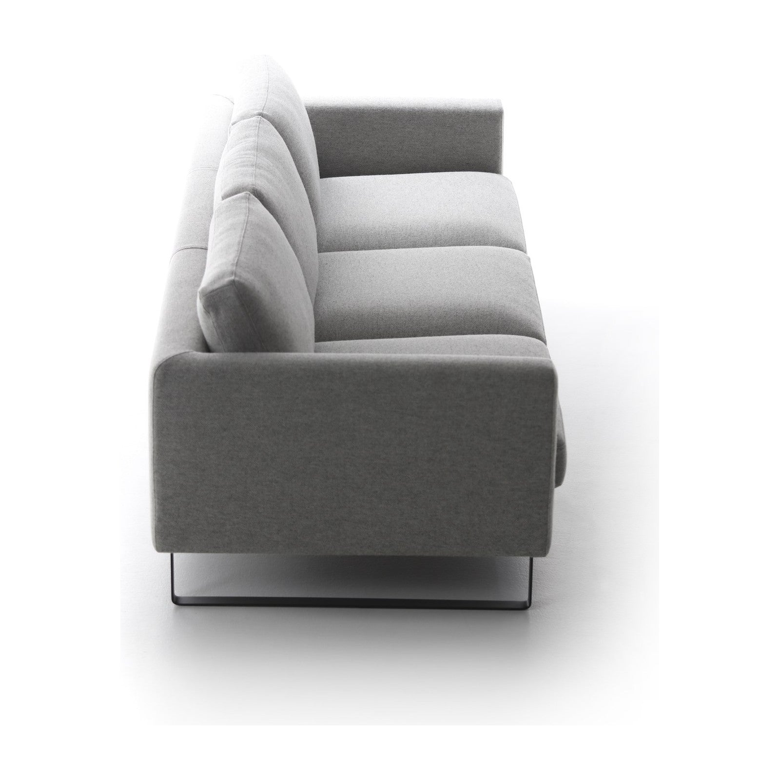 Elegance Sofa | 3-Sitzer von Prostoria, freigestellt vor weissem Hintergrund, Seitenansicht.
