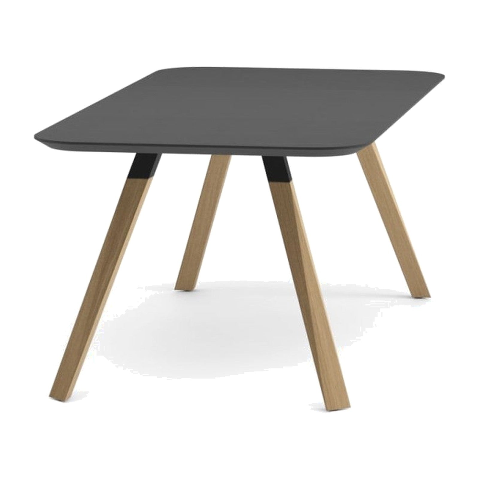 Oblique Tisch | 200 × 96 cm von Prostoria, freigestellt vor weissem Hintergrund, Seitenansicht.