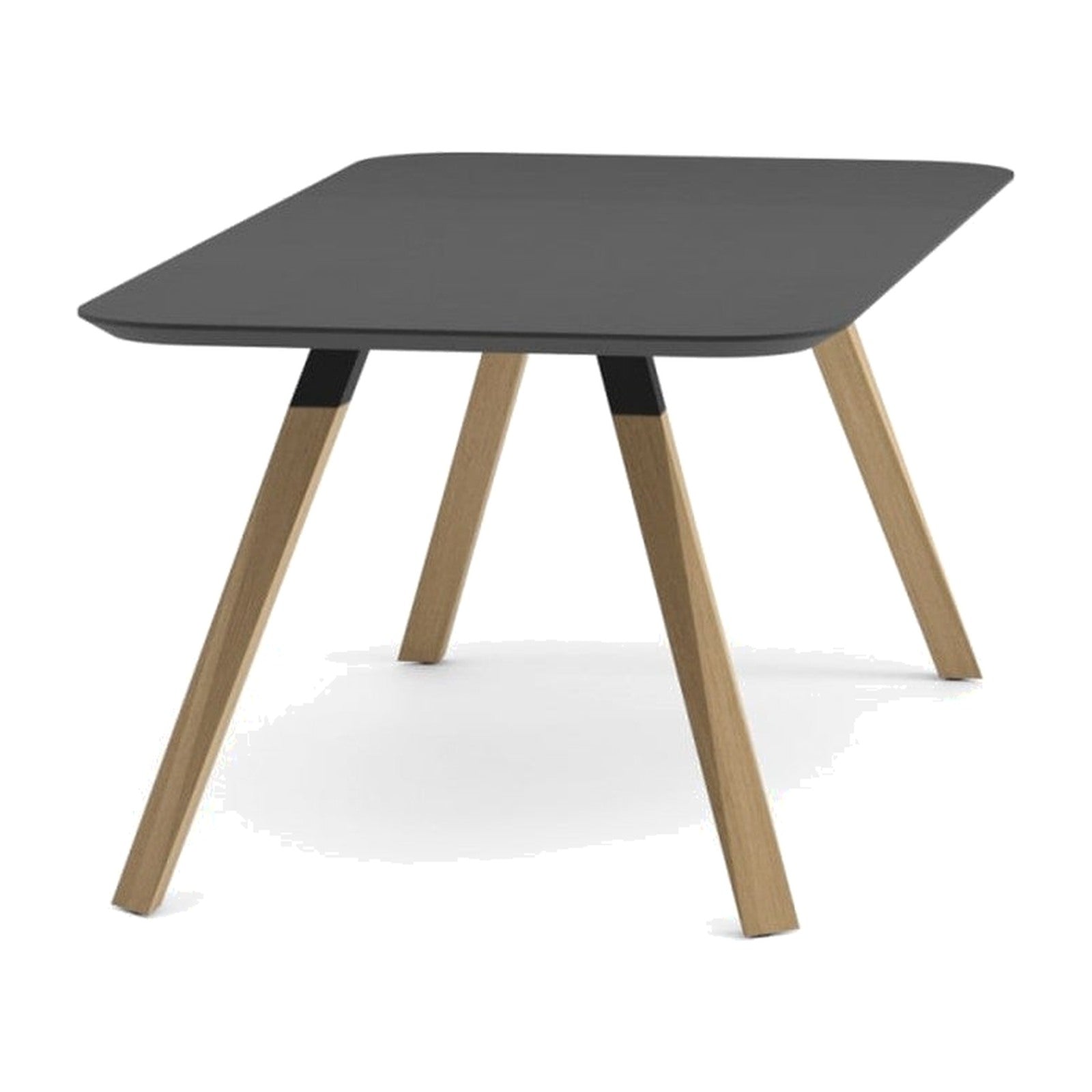 Oblique Tisch | 200 × 96 cm von Prostoria, freigestellt vor weissem Hintergrund, Ansicht von schräg hinten.