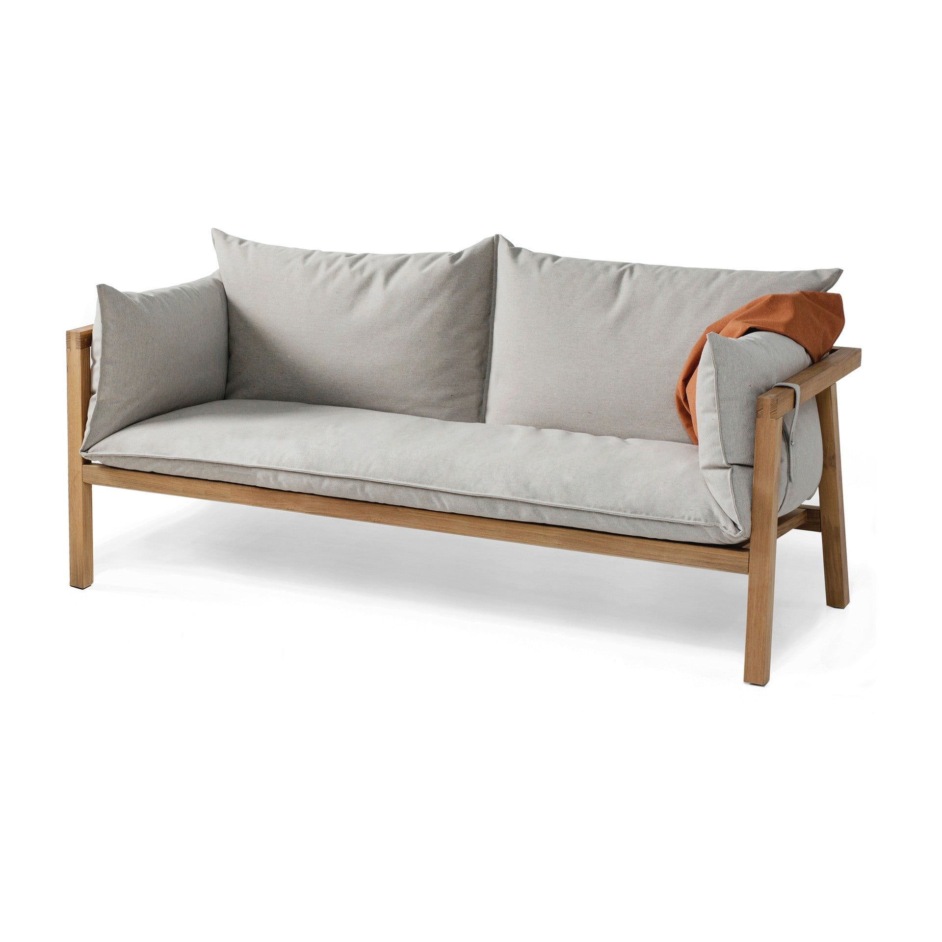 Umomoku Outdoor-Sofa | 2-Sitzer von Prostoria, freigestellt vor weissem Hintergrund, Schrägansicht von vorne.