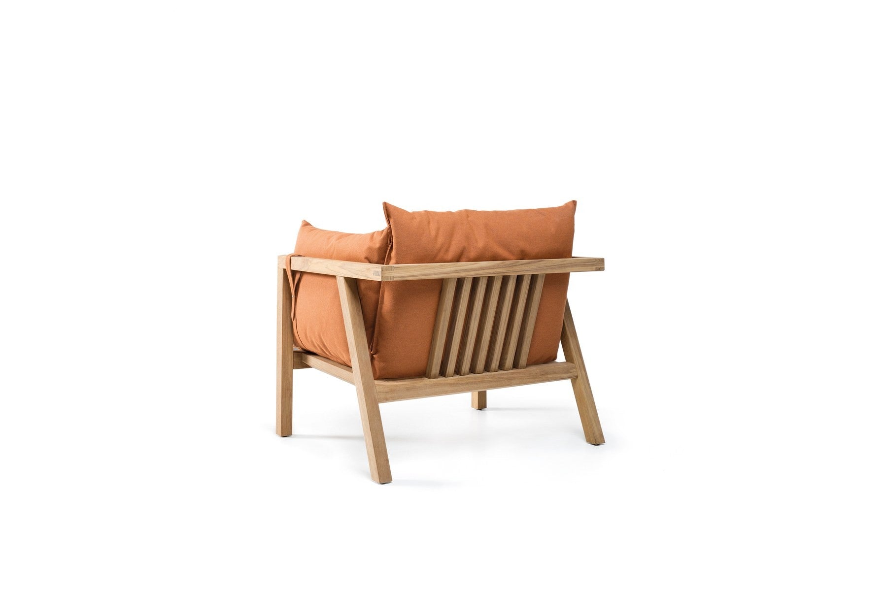 Umomoku Outdoor-Sessel von schraeg hinten, Holzrahmen mit sichtbarer Lattenrueckwand und Polstern in Terrakotta, freigestellt vor weissem Hintergrund.