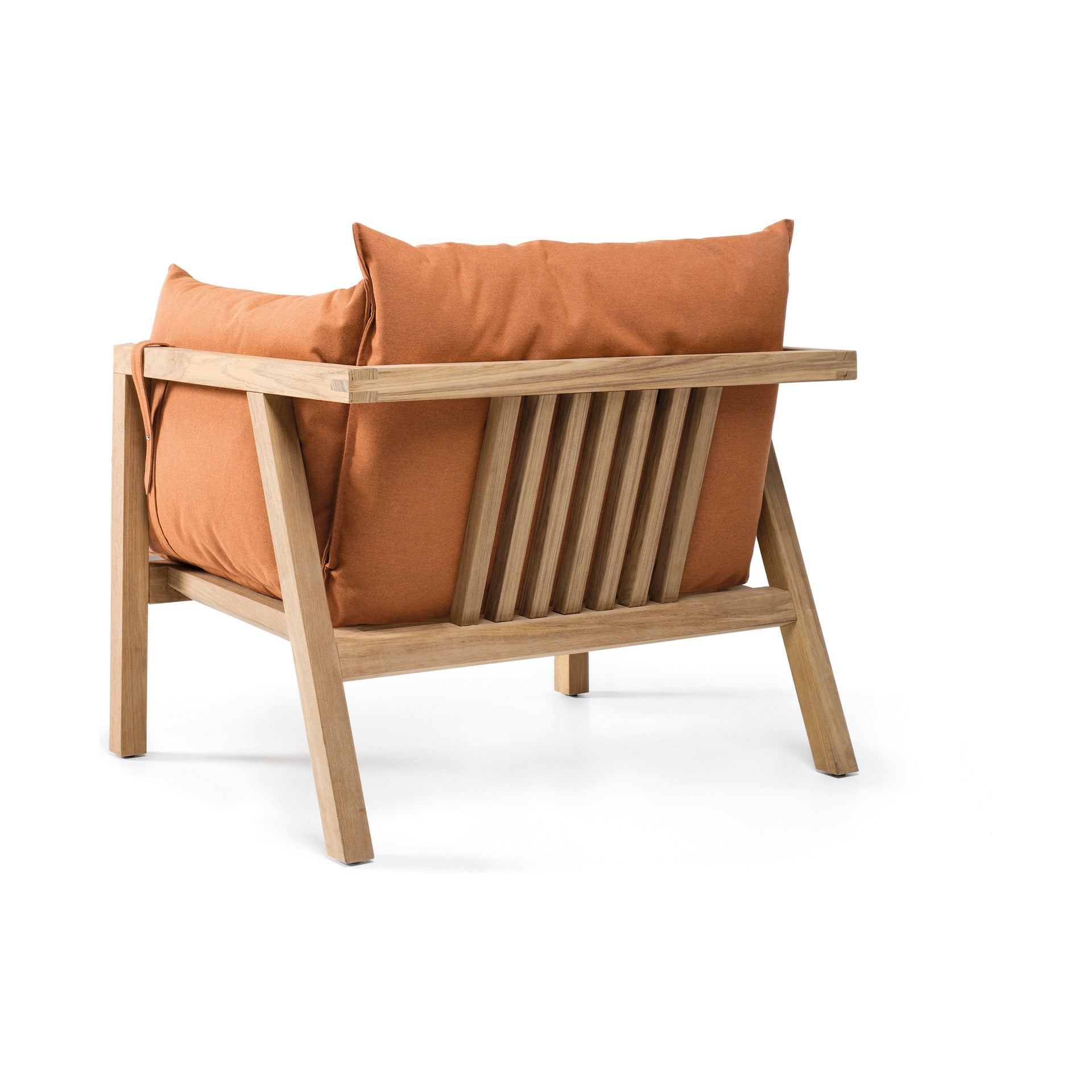 Umomoku Outdoor-Sessel von Prostoria, freigestellt vor weissem Hintergrund, Seitenansicht.