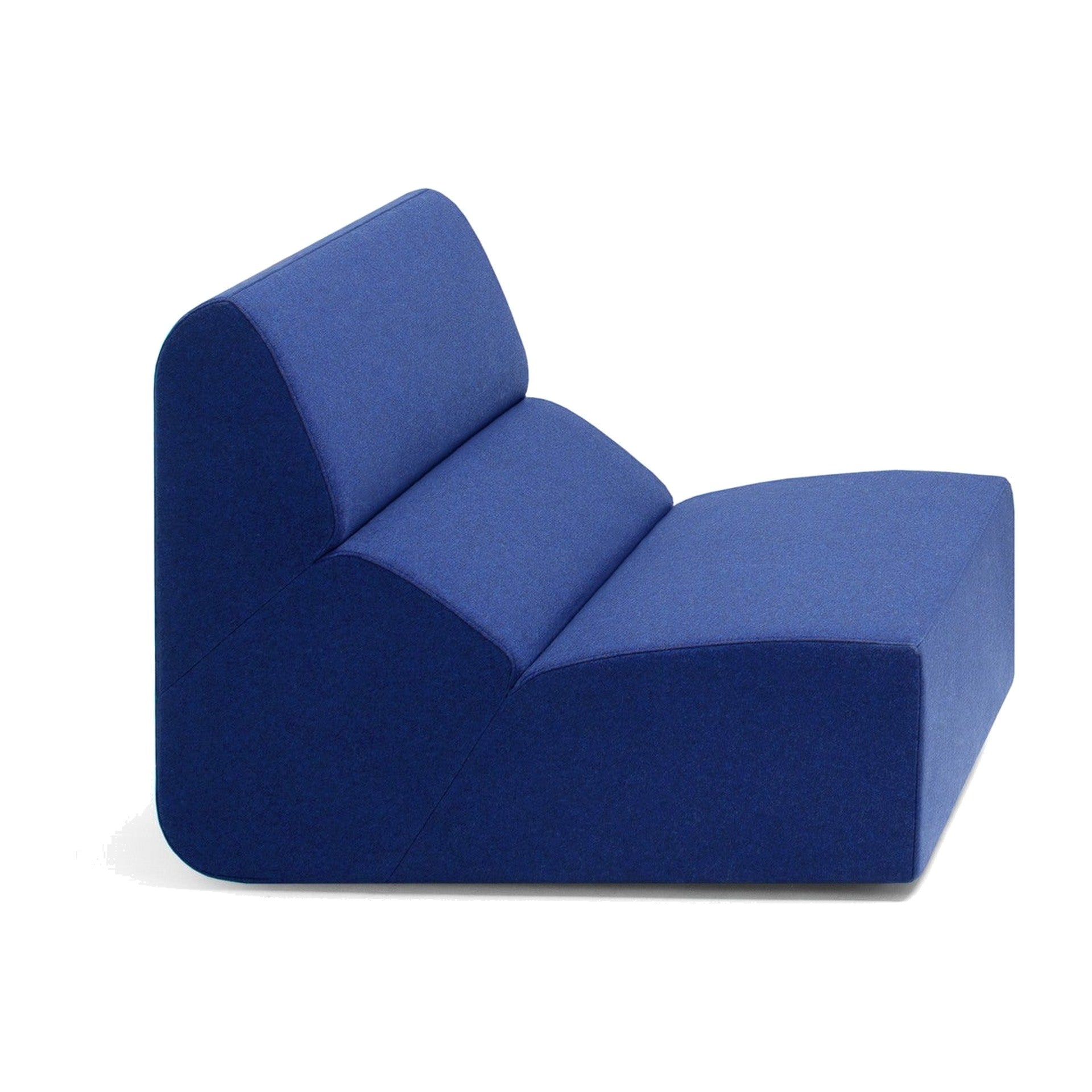 Layout Lounge-Sessel von Prostoria, freigestellt vor weissem Hintergrund, Schrägansicht von vorne.