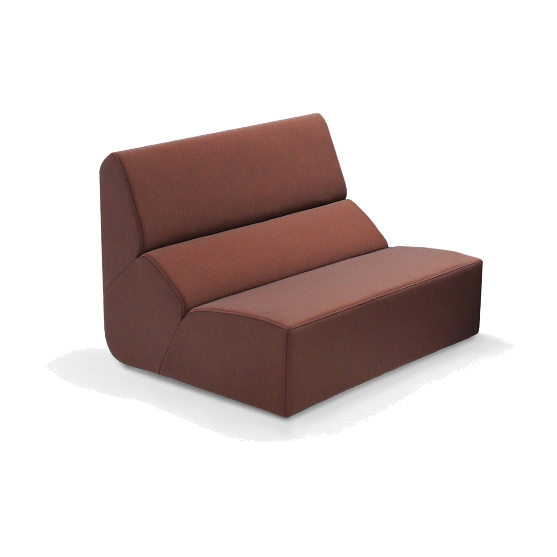 Layout Lounge-Sessel von Prostoria, freigestellt vor weissem Hintergrund, Seitenansicht.