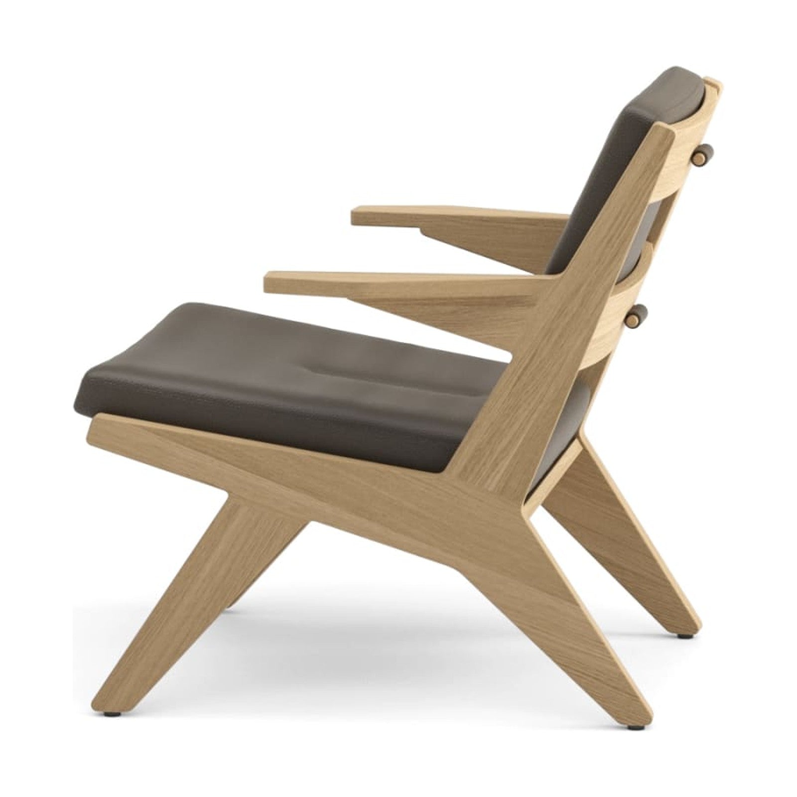 Toggle Lounge-Sessel von Prostoria, freigestellt vor weissem Hintergrund, Ansicht von schräg hinten.