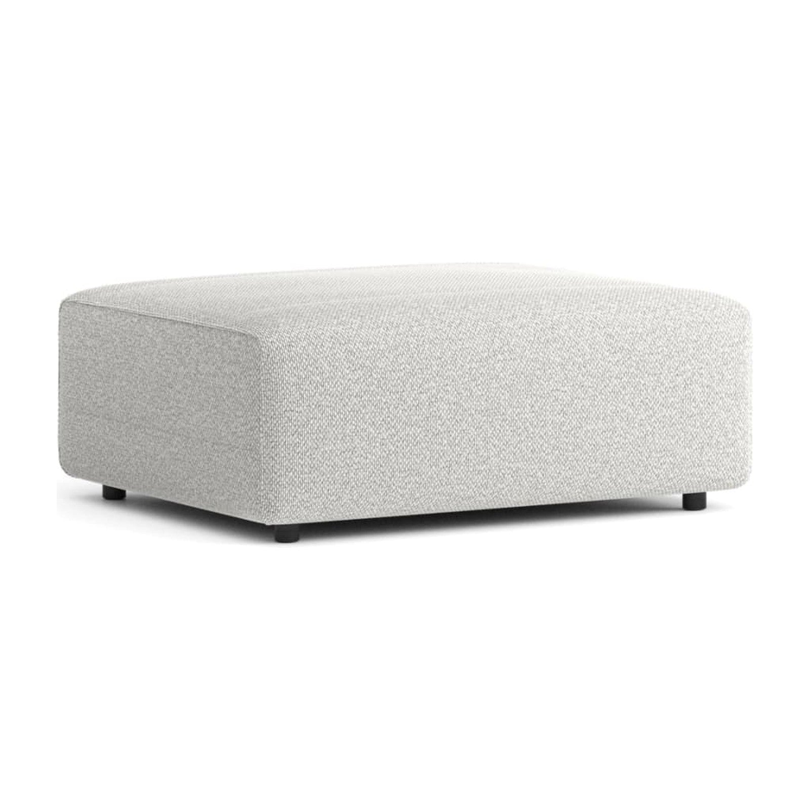 Cloud Hocker von Prostoria, freigestellt vor weissem Hintergrund, Schrägansicht von vorne.