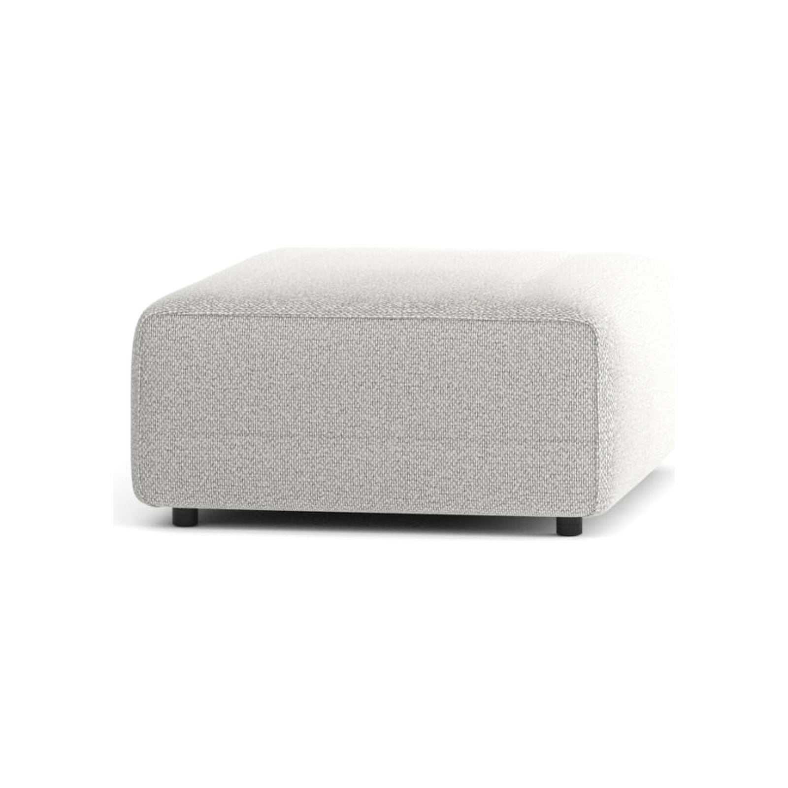 Cloud Hocker von Prostoria, freigestellt vor weissem Hintergrund, Ansicht von schräg hinten.