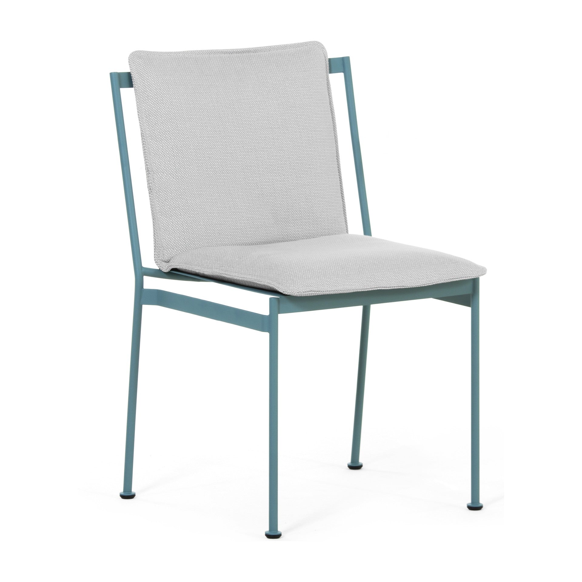 Jugo Stuhl | Outdoor von Prostoria, freigestellt vor weissem Hintergrund, Schrägansicht von vorne.