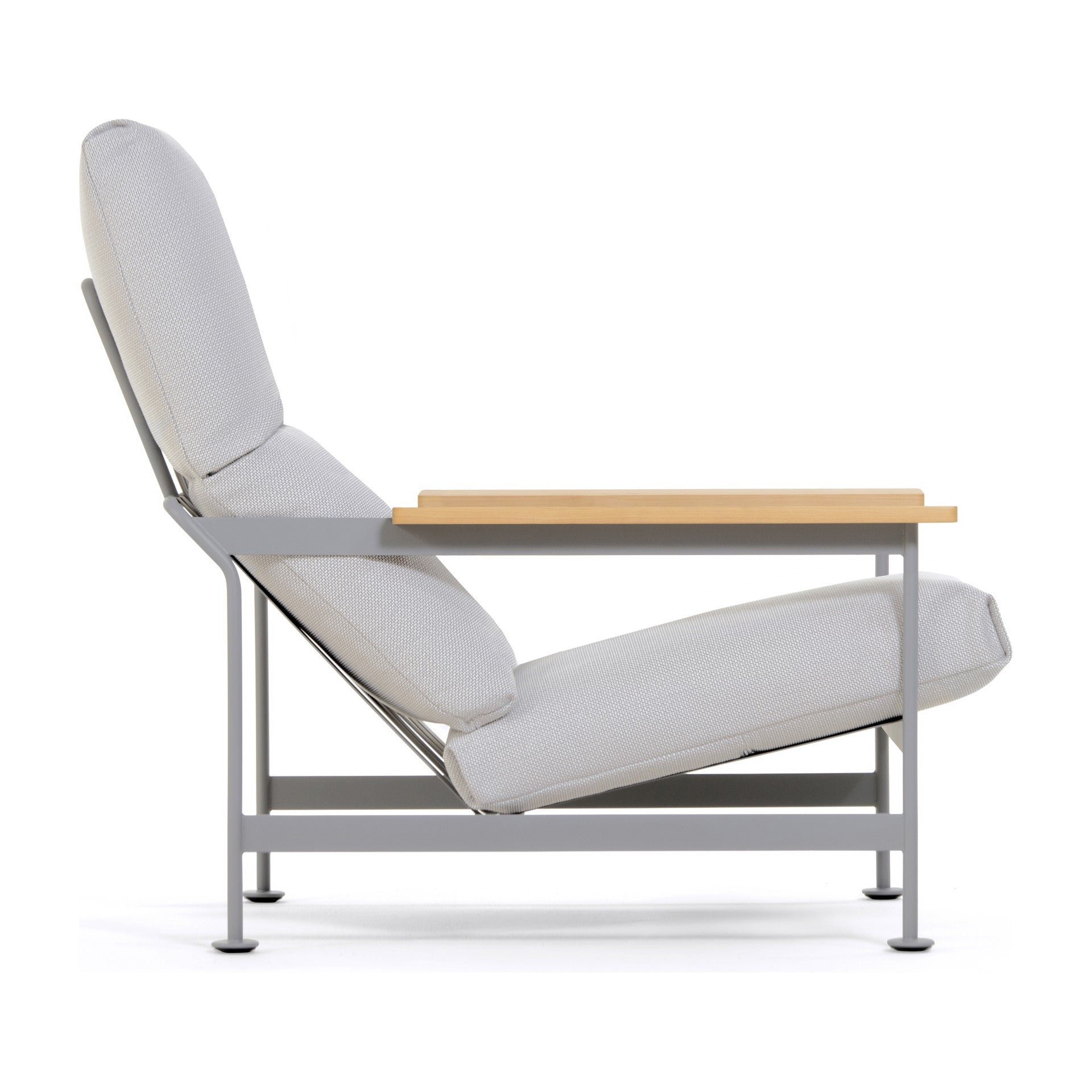 Jugo Armsessel | Outdoor von Prostoria, freigestellt vor weissem Hintergrund, Schrägansicht von vorne.