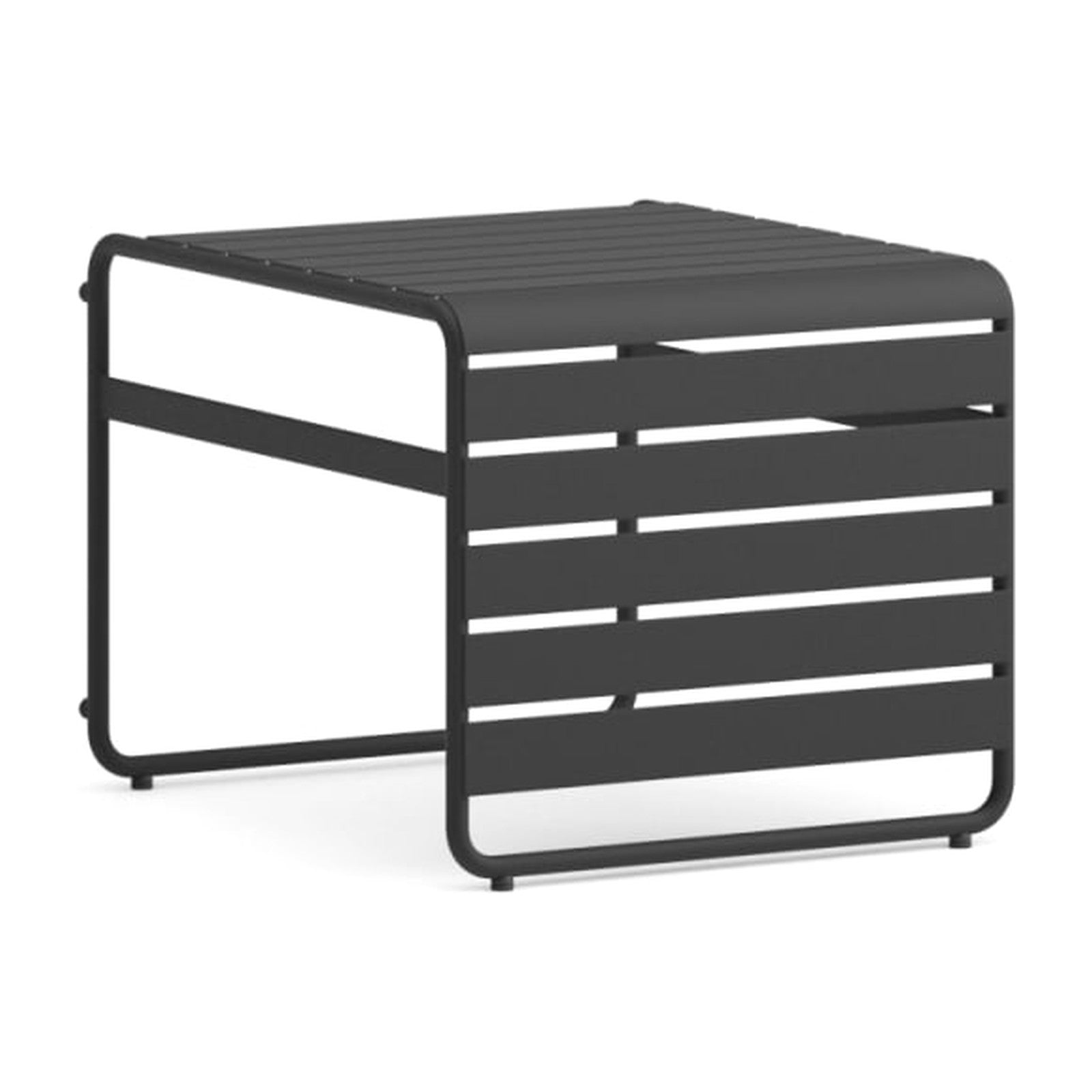 Jugo Couchtisch | Outdoor von Prostoria, freigestellt vor weissem Hintergrund, Schrägansicht von vorne.