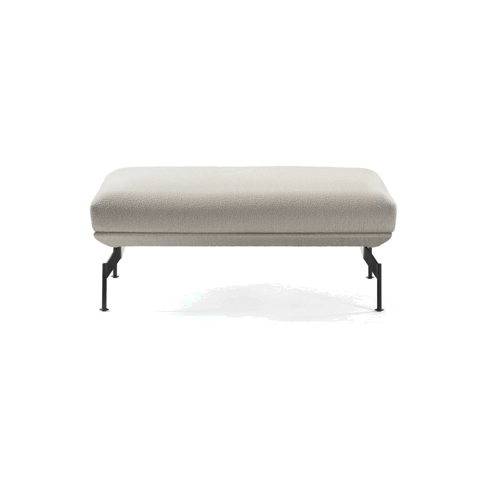 Echo Pouf von Prostoria mit cremeweissem Boucle-Bezug und schwarzem Metallgestell, Frontalansicht freigestellt