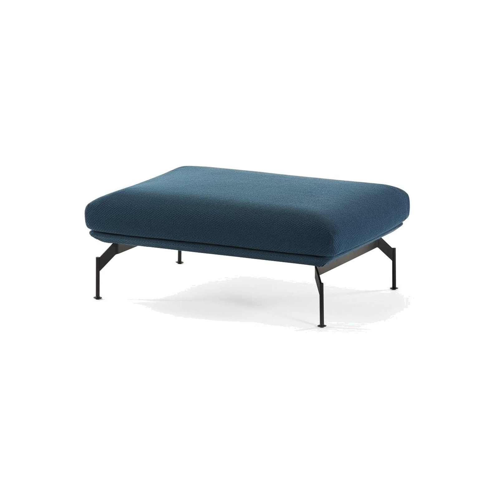 Echo Pouf von Prostoria mit petrolblauem Stoffbezug und schwarzem Metallgestell, Dreiviertelansicht freigestellt