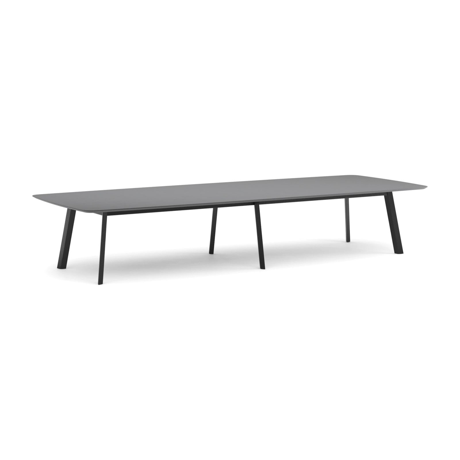 Rhomb Konferenztisch | 415 x 155 cm von Prostoria, freigestellt vor weissem Hintergrund, Schrägansicht von vorne.