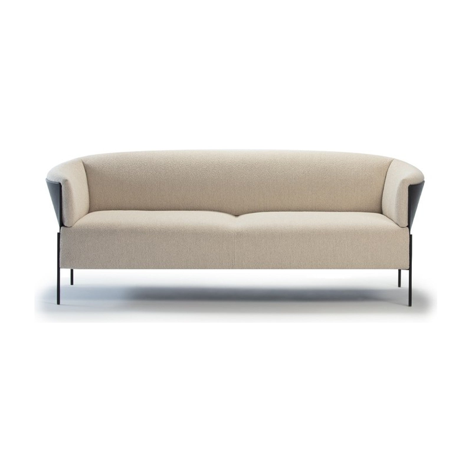Omnia Sofa | 2,5-Sitzer von Prostoria, freigestellt vor weissem Hintergrund, Schrägansicht von vorne.