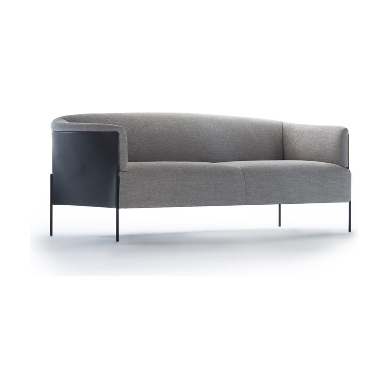 Omnia Sofa | 2,5-Sitzer von Prostoria, freigestellt vor weissem Hintergrund, Seitenansicht.