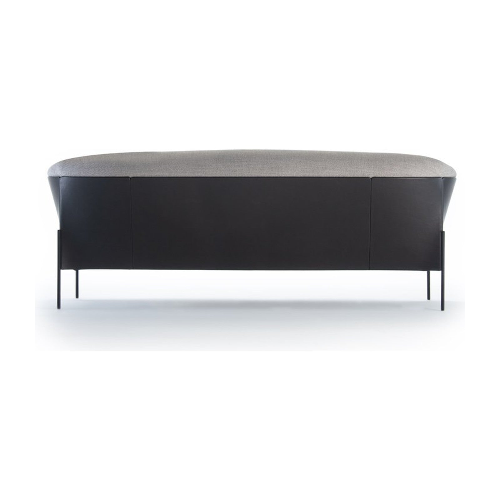 Omnia Sofa | 2,5-Sitzer von Prostoria, freigestellt vor weissem Hintergrund, Ansicht von schräg hinten.