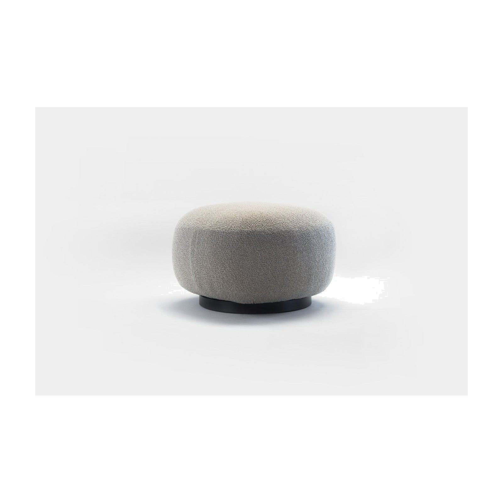 Buffa Hocker mit fester Basis, runder Pouf mit hellem Boucle-Bezug auf schwarzem Sockelring, Frontalansicht freigestellt