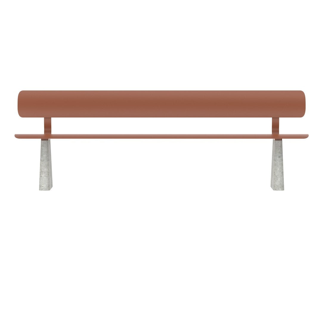 Ben – Bank – Lange Bank in Rostrot mit Betonsäulen als Gestell. Schlichte, moderne Formgebung.