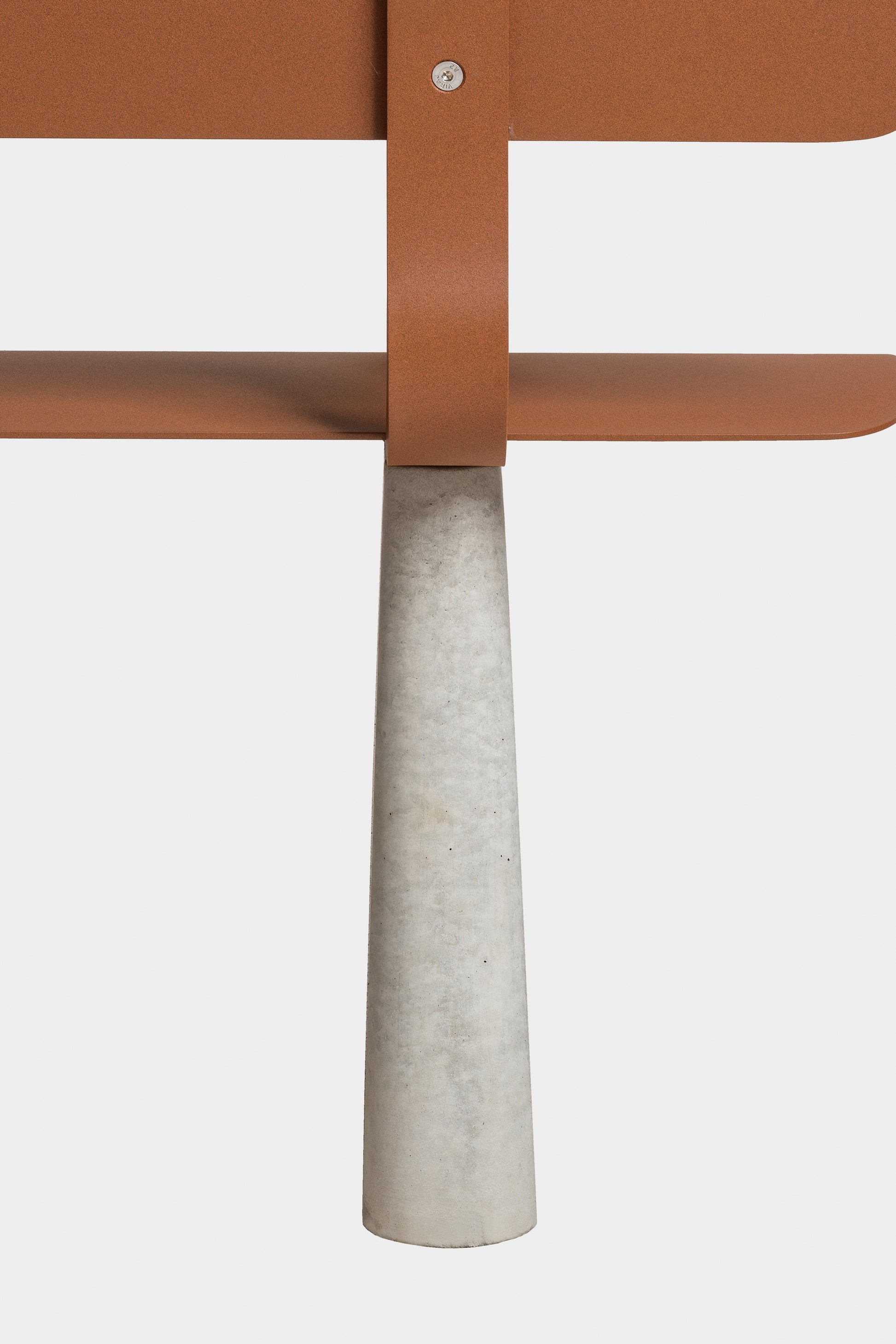 Ben – Bank – Designer-Stuhl mit kupferfarbener Metalloberfläche und betontem, konischem Betonfuss.